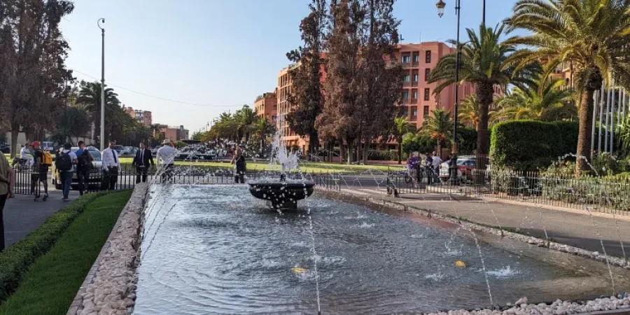 نوافير المياه تلعب دورًا مهما في تلطيف الجو في مراكش خلال فصل الصيف (الجزيرة)