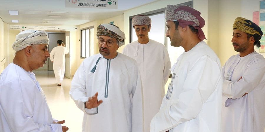 وزير الصحة يزور مستشفى الرستاق