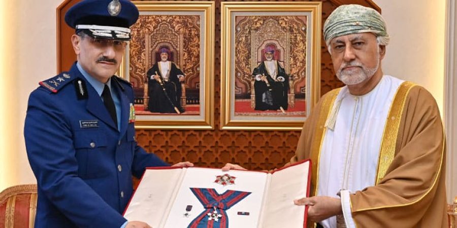 جلالة السلطان يمنح قائد القوات الجوية السعودية وسام ‎عُمان العسكري