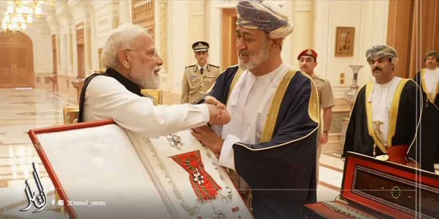 جلالة السلطان يمنح رئيس وزراء الهند "وسام عُمان"