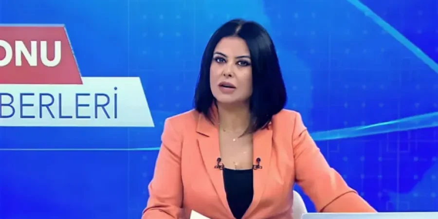 "تي جي آر تي" التركية أنهت تعاقدها مع المذيعة ميلتم غوناي بعد ظهور كوب "ستاربكس" أمامها خلال نشرة الأخبار