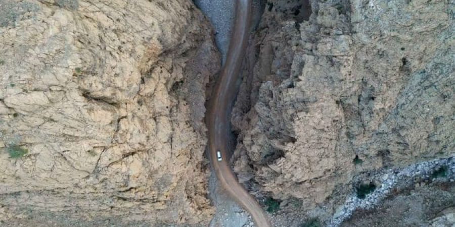 يمتاز الطريق إلى وادي الروضة بالعديد من الأحافير والأثار التي تؤكد وجود تجمعات قديمة