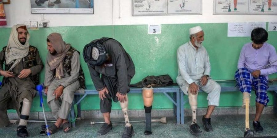 عضو من "طالبان" يحاول تركيب طرف صناعي